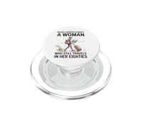 Nunca Subestimes a una Mujer Que viaja en Sus Ochenta años PopSockets PopGrip para MagSafe