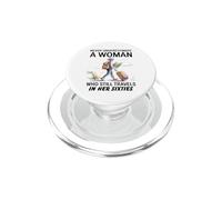 Nunca Subestimes a una Mujer Que viaja en Sus Sesenta años PopSockets PopGrip para MagSafe