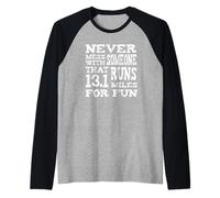 Nunca te metas con Alguien Que Corre 13.1 Millas por diversión Camiseta Manga Raglan