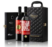 «Nunca te rías de las decisiones de tu pareja Tú eres...» Mensaje en una Botella. Estuche-Maletín de LUJO 2x Vino Tinto Premium Reserva 12 Meses y Set de 4 Accesorios. Etiqueta Roja PERSONALIZABLE
