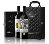 «Nunca te rías de las decisiones de tu pareja Tú...» Mensaje en una Botella. Estuche-Maletín de LUJO 2x Vino Tinto Premium Reserva 12 Meses y Set de 4 Accesorios. Etiqueta Blanca PERSONALIZABLE
