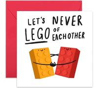 Old English Co. Divertida tarjeta de aniversario de boda para marido - 'Never Lego Of Eachother' divertida tarjeta del día de San Valentín para novia novio - Tarjeta de amor para esposa | Sobre