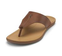 OLUKAI Ho'opio Mele - Sandalias de cuero para mujer, cuero de grano completo, cómodo soporte de arco para estilo diario, Toffee/arena cálida, 38.5 EU