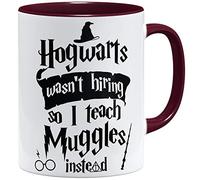 OM3 Hogwarts wasn't hiring so I teach muggles instead Taza de café - Taza de cerámica - 325 ml - Impresión por ambos lados - Burdeos