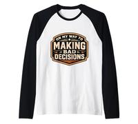 On My Way to Making Bad Decisions Funny Broma Cita Diciendo Camiseta Manga Raglan