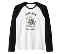 On The Way to Make The Vibes Weird. Viking Frog on Cat Camiseta Manga Raglan