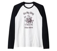 On The Way to Make The Vibes Weird. Viking Frog on Cat Camiseta Manga Raglan