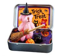 Oso de Halloween en una caja para truco o trato, pequeños osos brujos en una caja, hecho a mano con manta de bruja, capa de escoba, calabaza y gato, decoración de Halloween, idea de regalo inspiradora