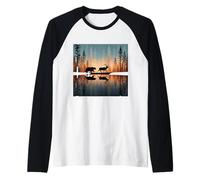 Oso Persiguiendo Elk Lake Reflexión en el Lago Camiseta Manga Raglan