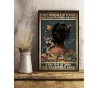 Oudrspo Póster de arte de pared con texto Love Cat Tattoo Woman I Am The Storm She Whispered Back, letrero vintage para decoración de garaje, hogar, regalos, letrero de metal de 6 x 8 pulgadas