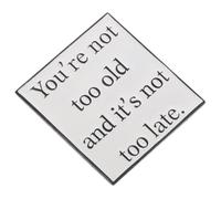 OUNONA Broche De Solapa Simple Con Frase Motivadora No Es Demasiado Tarde Para De Fiesta