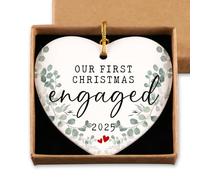 Our First Christmas Engaged 2025 - Regalos de compromiso para parejas, novias, decoraciones de fiesta de compromiso, adorno de corazón de cerámica de Navidad