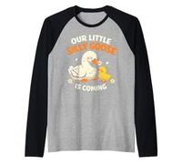 Our Little Silly Goose Is Coming diseño oca tierna Camiseta Manga Raglan