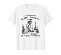 Out Of Breath Hiking Society estará allí en un minuto, mapache Camiseta