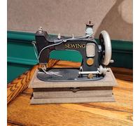 OUTOUR Modelo de máquina de coser de estaño vintage hecha a mano con estuche de madera, decoración retro de los años 70 y 80, adorno de costura nostálgico para tiendas de ropa, cafeterías, escritorios