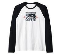 Overworked Nurse Fueled by Coffee Funny Work Humor Design Camiseta Manga Raglan