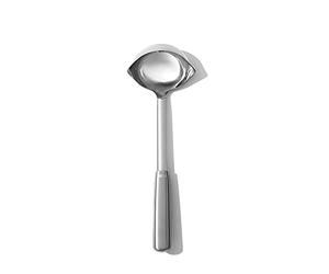 OXO Steel Cazo | Cuenta con dos picos de vertido, por lo que resulta cómodo para cocineros tanto diestros como zurdos