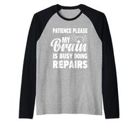 Paciencia por Favor mi Cerebro está Ocupado Haciendo Reparaciones recuperación Camiseta Manga Raglan