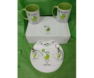 Packs para Regalar a Padres y Madres PRIMERIZOS Kit Babero + 2 Tazas + 2 Llaveros REGALO RECIÉN NACIDO PADRE MADRE REGALO PRIMERIZOS (VERDE COCHECITO