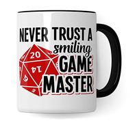 Pagma Druck - Taza de cafe cermica blanca con texto 'Never Trust a Smiling Gamemaster' (330 ml, apta para lavavajillas y microondas)