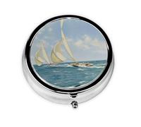 Paisaje de barco de velero. Este pequeño pastillero redondo es un organizador portátil de medicamentos de viaje con tres compartimentos para almacenar medicamentos diarios.