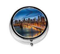 Paisaje de la ciudad de Nueva York. Este pastillero de viaje pequeño, redondo y de tres compartimentos es perfecto para almacenar medicamentos diarios, vitaminas y sobre la marcha.