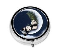 Panda and Moon. Este pequeño pastillero redondo de viaje de tres compartimentos es perfecto para almacenar medicamentos diarios, vitaminas y sobre la marcha.