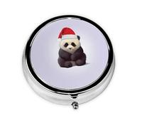 Panda con sombrero de Papá Noel. Este pequeño pastillero redondo impreso es un organizador portátil de píldoras y vitaminas, perfecto para bolsillos, bolsos y viajes.
