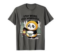 Panda feliz en sudadera con capucha peluda sosteniendo linterna en el bosque Camiseta
