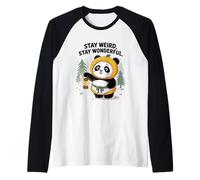 Panda feliz en sudadera con capucha peluda sosteniendo linterna en el bosque Camiseta Manga Raglan