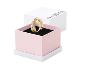 PANDORA Anillo de triple banda de pavé cruzado de la firma - Anillo chapado con circonita cúbica - Joyería para mujer - Incluye caja de regalo, 8.5, Circonita cúbica