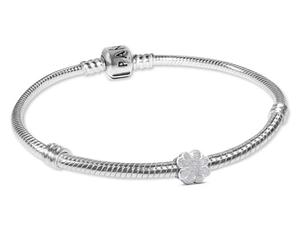 PANDORA Pulsera de mujer con mini charm de trébol de cuatro hojas, acabado mate, plata 925, lote de joyas, amuleto de la suerte 21508