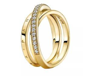 PANDORA Signature Anillo cruzado con triple banda y engaste pavé chapado en oro de 14 quilates con circonitas cúbicas transparentes, talla 58