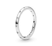 Pandora Timeless Anillo con banda simple centelleante de plata con circonitas cúbicas transparentes, talla 50