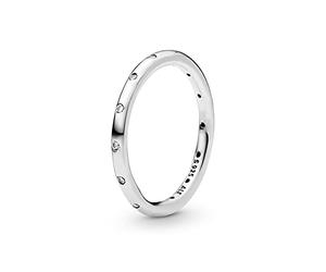 Pandora Timeless Anillo con banda simple centelleante de plata con circonitas cúbicas transparentes, talla 48