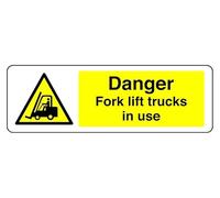 Panel de seguridad autoadhesivo "Peligro Fork Lift Trucks In Use" (300 mm x 100 mm) Distancia de visualización a menos de 5 m.