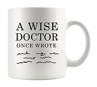 Panvola A Wise Doctor Once Wrote Funny Doctor Gifts Dr Mom Dad Marido Esposa Novio Novia Regalos de graduación para nuevo MD Practitioner Taza de cerámica (11 oz, blanco)