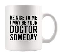 Panvola Taza de regalo con texto en inglés «Be Nice To Me I May Be Your Doctor Someday Doctors», 325 ml, color blanco