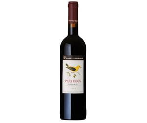 Papa Figos: Vino tinto rubí con matices púrpuras, aromas de frutas negras y rojas, cacao y balsámicos. Voluminoso, elegante y con final largo y armonioso (1 Botella)