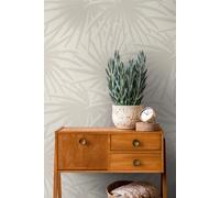 A.S. Création Papel pintado para pared, diseño de hojas de palmera, color crema y gris claro - Casual Living 393381 - Papel pintado no tejido de alta calidad para dormitorio - 10,05 m x 0,53 m -