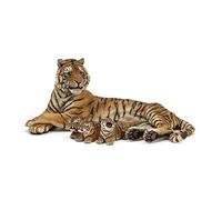 Tigre acostada con sus hijos