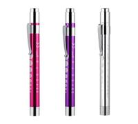 Paquete de 3 Linterna Boligrafo con luz LED, Linterna Medica con Pupilómetro y Regla Integrada, Clip de Bolsillo Anticaídas, 3 Colores (Rosa, Morado y Plateado), Prueba de Golpes, para Cuidadores