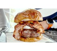 Para 2: Menú con 1 entrante 2 hamburguesas gourmet con patatas dips y salsas 1 postre y 2 bebidas