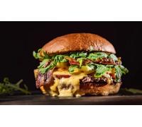 Para 2 personas: 1 entrante a compartir 2 burgers/sándwichs/perritos y 2 bebidas