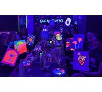 Para 2 personas: taller de pintura de un cuadro fluorescente con vino ilimitado u otras bebidas de martes a jueves