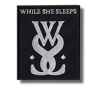 Parche bordado para planchar con texto en inglés "While She Sleeps"