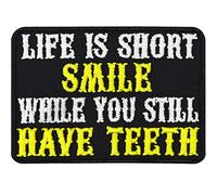 Parche de Heavy Metal "Life is short - smile while you still have teeth" para coser o planchar, parche para motoristas, diseño rocker, regalo divertido, aplicación para todos los tejidos | 50 x 70 mm
