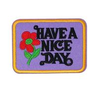 Parche termoadhesivo retro con texto en inglés "Have A Nice Day", fondo morado con borde dorado y flor roja, aplique bordado estilo años 70 para chaquetas, bolsos, mezclilla y manualidades (9 x 7 cm)