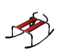 Pareja coqueteando en silla de acacia