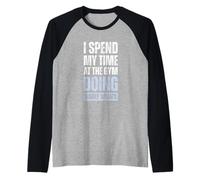 Paso Mi Tiempo En El Gym Haciendo Sentadillas Camiseta Manga Raglan
